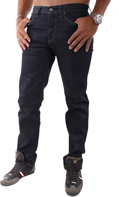 Levi’s Casual Pack: Cumpără o pereche de blugi Levi’s și primești gratuit o cămașă albă Levi’s.